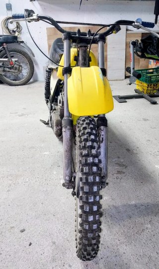 Moto Clásica . Roja y Plata Moto clásica. Amarilla