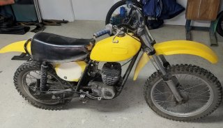 Moto Clásica . Roja y Plata Moto clásica. Amarilla