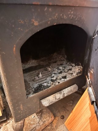 Estufa de leña metal y madera