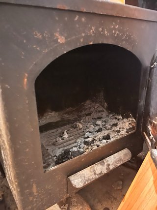 Estufa de leña metal y madera