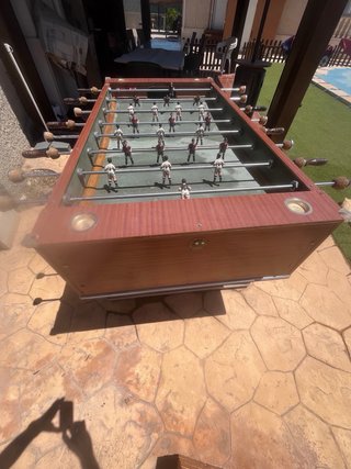 Futbolín grande de madera con funda de PVC