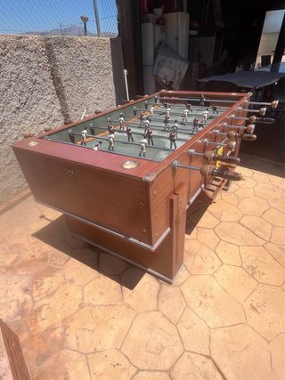 Futbolín grande de madera con funda de PVC