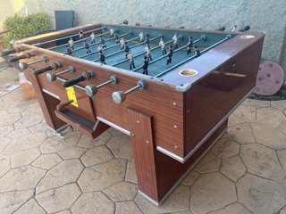 Futbolín grande de madera con funda de PVC