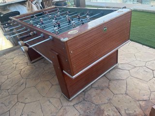 Futbolín grande de madera con funda de PVC