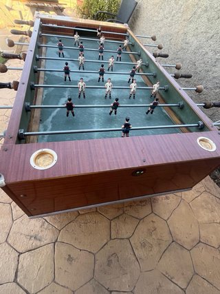 Futbolín grande de madera con funda de PVC