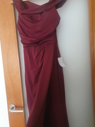 Vestido largo burdeos invitada