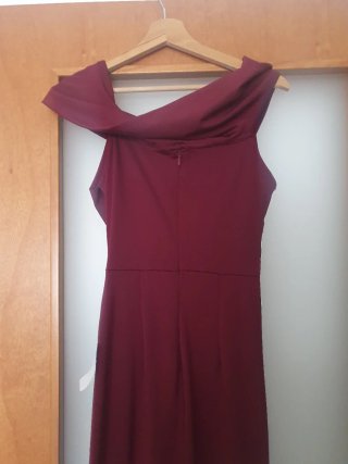Vestido largo burdeos invitada
