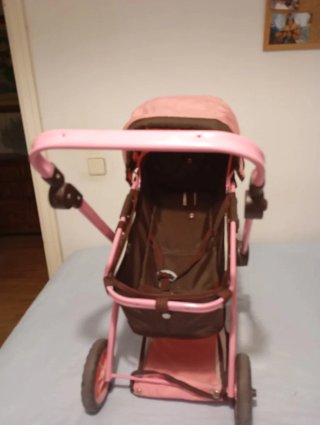 Carro de muñecas rosa y marrón