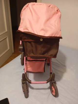 Carro de muñecas rosa y marrón