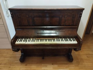Piano Vertical Tolkien