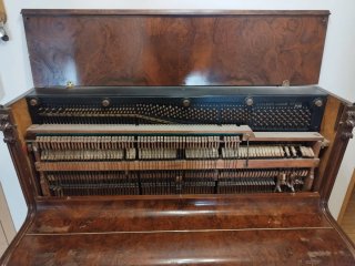 Piano Vertical Tolkien
