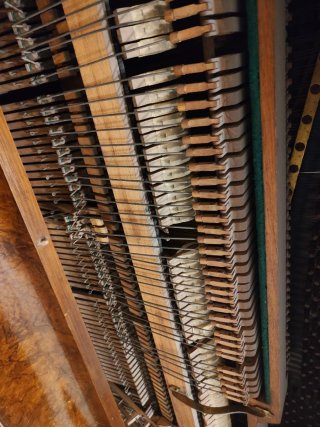 Piano Vertical Tolkien