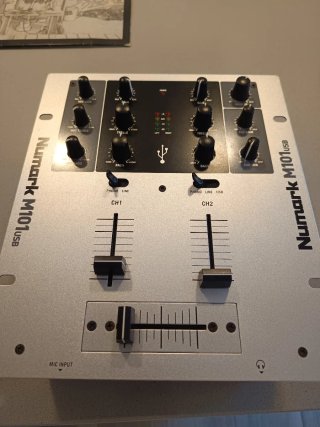 Equipo DJ Numark para pinchar o scratch.