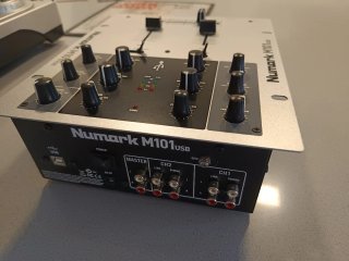 Equipo DJ Numark para pinchar o scratch.