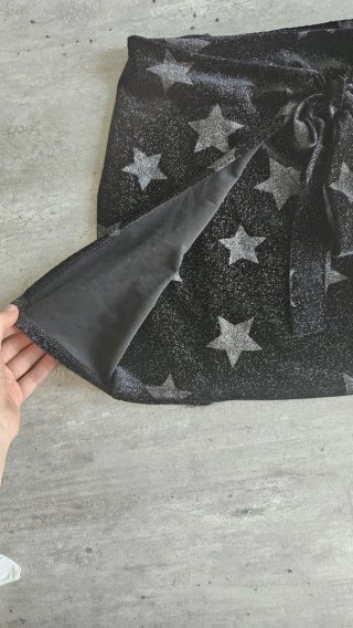 Pantaloncini corti neri con stelle