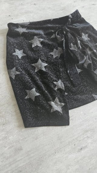 Pantaloncini corti neri con stelle