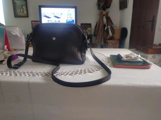 Bolso negro con cremalleras largas
