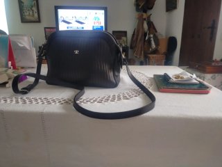Bolso negro con cremalleras largas