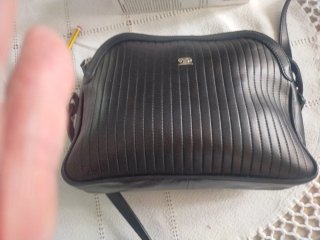 Bolso negro con cremalleras largas