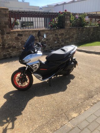 Maxi Scooter Negra y Gris