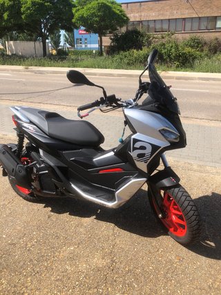 Maxi Scooter Negra y Gris