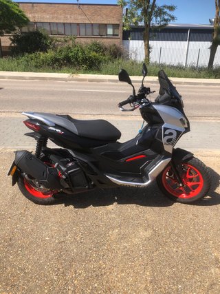 Maxi Scooter Negra y Gris