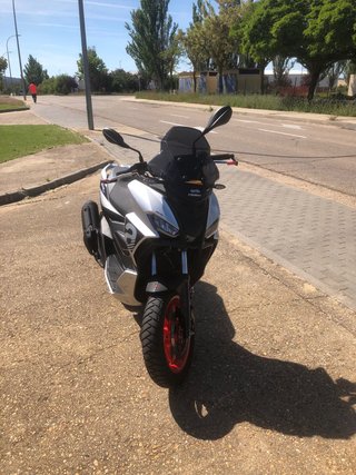 Maxi Scooter Negra y Gris