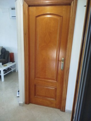Puerta de madera interior,total 6 y una corredera
