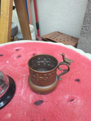 Jarra y guarda velas dorados