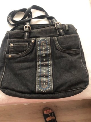 Bolso de tela negro con detalles