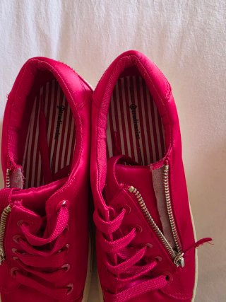 Zapatillas deportivas rojas con cremallera