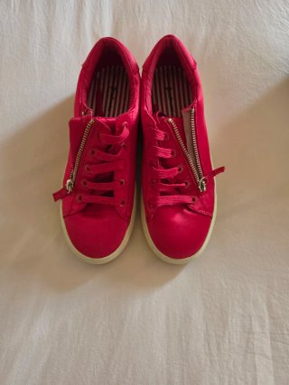 Zapatillas deportivas rojas con cremallera