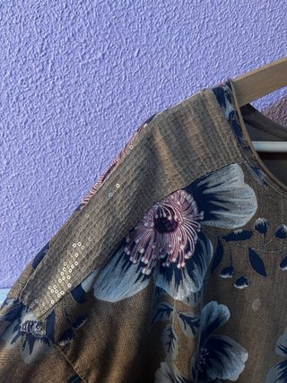 Camiseta marrón floral