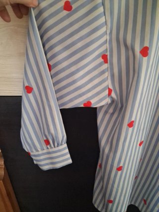 Blusa Rayas Azules y Corazones Rojos