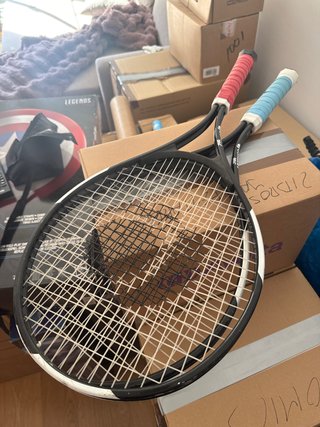 2 raquetas de tenis con empuñaduras