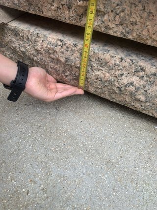Mesa piedra rosa Porriño con 2 bancos