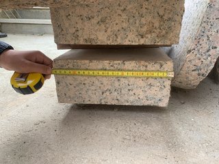 Mesa piedra rosa Porriño con 2 bancos