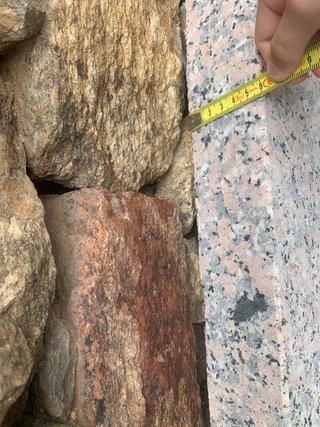 Mesa piedra rosa Porriño con 2 bancos