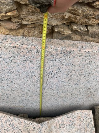 Mesa piedra rosa Porriño con 2 bancos