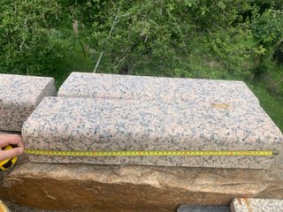 Mesa piedra rosa Porriño con 2 bancos
