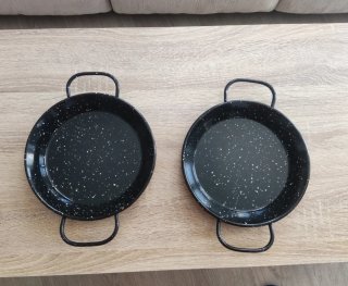 2 padelle nere con punti bianchi
