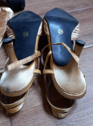 Zapatos y bolso de fiesta dorados