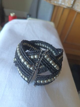Pulsera ancha de cuentas negra y plateada