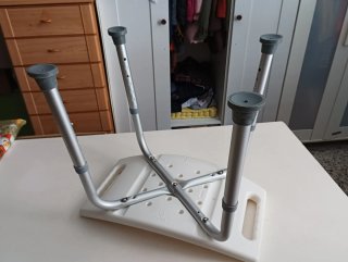 Silla de ducha blanca y plateada