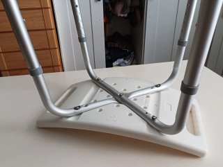 Silla de ducha blanca y plateada