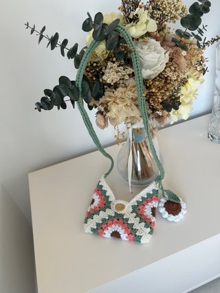 Bolso de crochet con flor