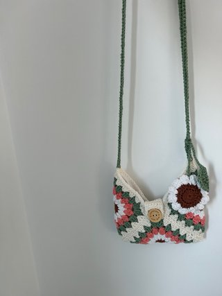 Bolso de crochet con flor