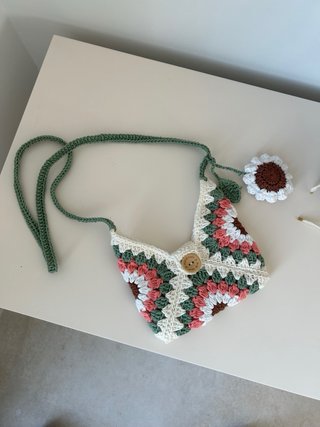 Bolso de crochet con flor