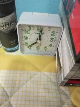 Reloj Casio despertador números brillantes