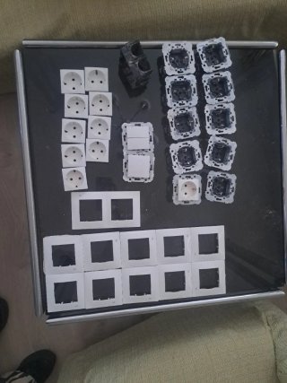 Marcos de enchufes, enchufes, interruptores y caja